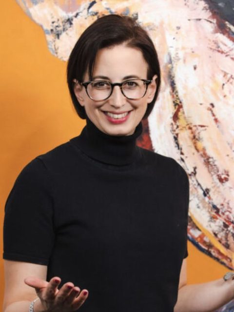 Verena Riedler vor einem Gemälde
